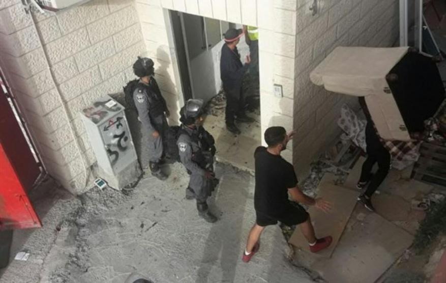 الاحتلال يحاصر بناية سكنية بالقدس تمهيدا لهدمها
