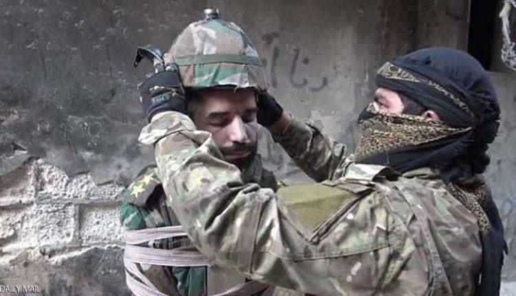 داعش يعدم أسيرا في مخيم اليرموك بطريقة بشعة