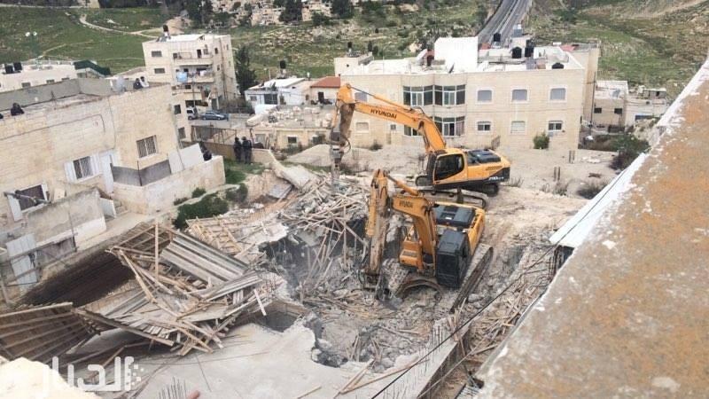 الاحتلال يجبر مواطنا ً على هدم منزله في بيت حنينا بالقدس