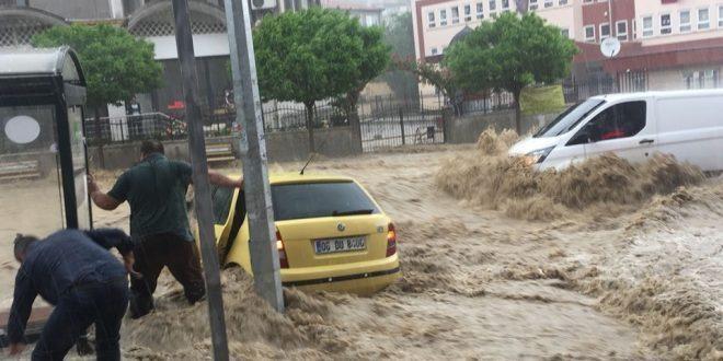 فيضانات وسيول جارفة تجتاح أنقرة وتتسبب بخسائر فادحة