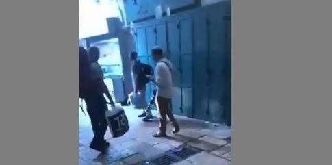 شاهد:الاعتداء على شبان خلال تعليقهم زينة رمضان في حي باب المجلس الملاصق للاقصى 