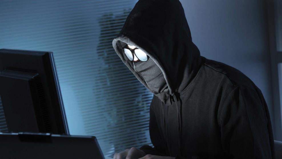  القبض على مشتبه به بقضايا تهديد الكتروني في نابلس
