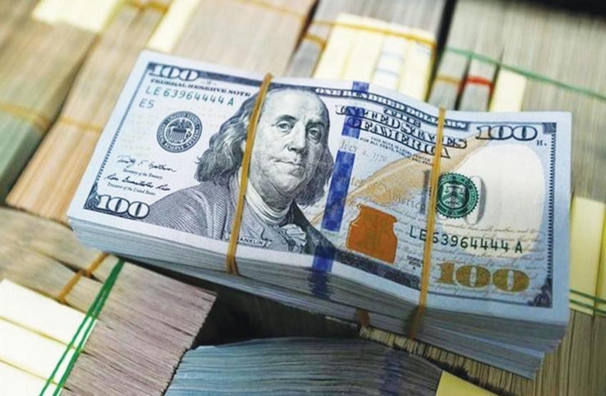الدولار يهوي قليلًا