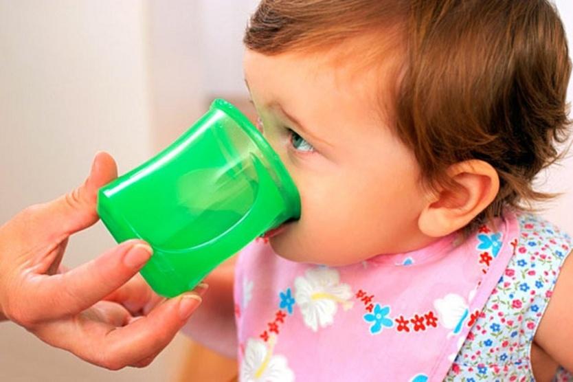 متى يمكن للرضيع شرب العصائر؟