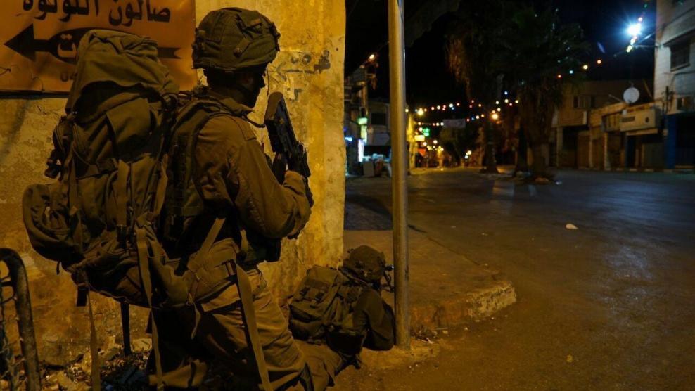 الاحتلال يداهم عدة مناطق بالخليل