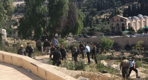 الاحتلال يستأنف العمل لفصل جزء من مقبرة باب الرحمة الملاصقة للأقصى