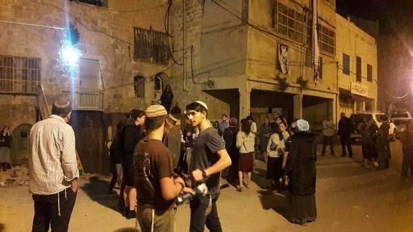 مستوطنون يقتحمون منزلا ويرفعون أعلامهم داخله في البلدة القديمة وسط الخليل