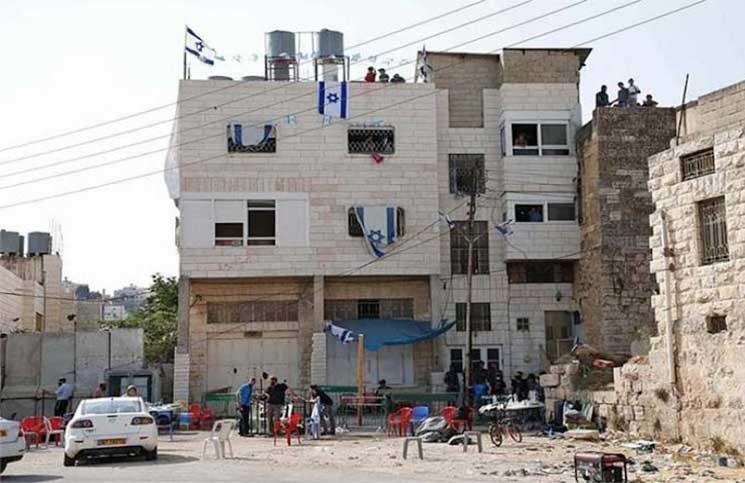 اعتقال مواطنين واحتجاز مسؤولين في 
