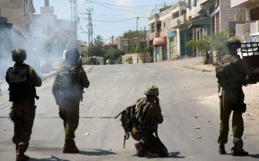 جيش الاحتلال يصيب شابا ويعتقل أسيرا محررا في بيت ريما شمال غرب رام الله