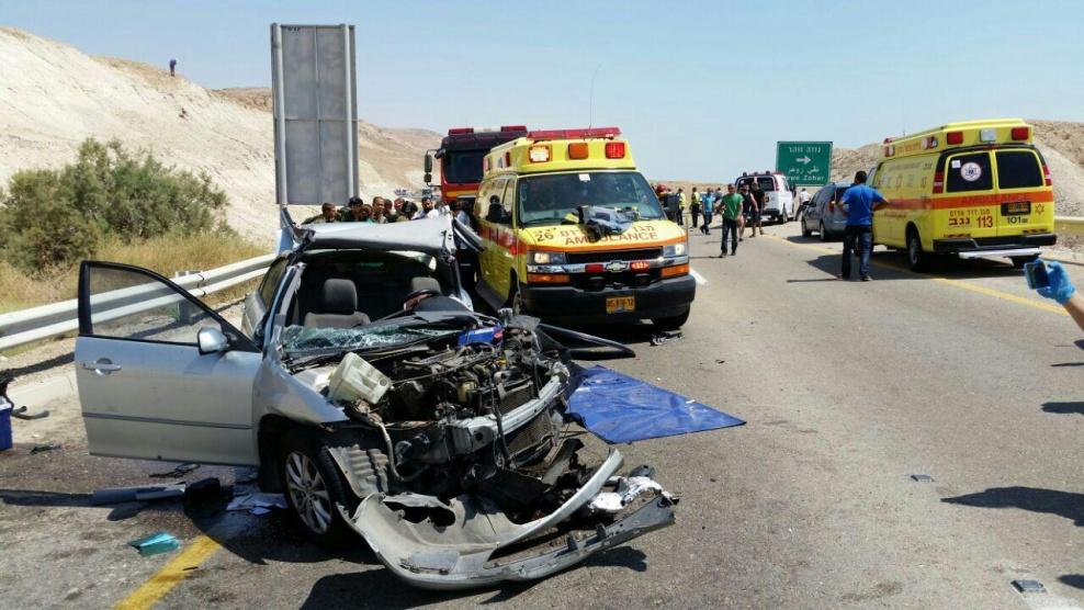 10 إصابات خطيرة بحادث بين شاحنة وحافلة قرب البحر الميت