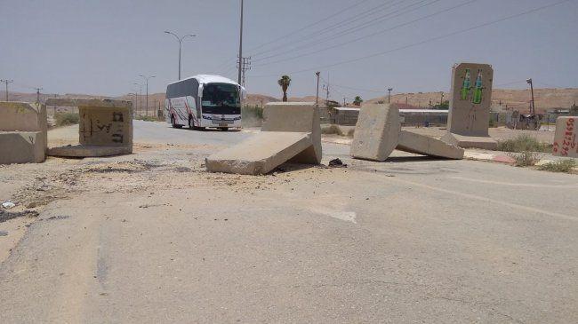 صور| الاحتلال يغلق مدخل أريحا الجنوبي بالمكعبات الإسمنتية