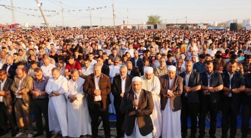 مواطنو غزة يؤدون صلاة العيد على مقربة من السياج الحدودي