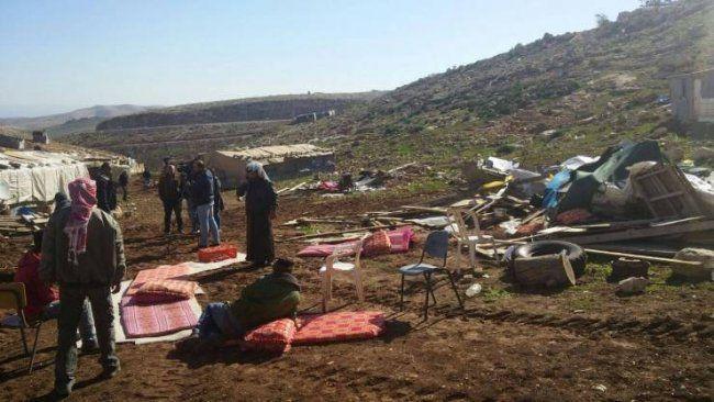 الاحتلال يعتقل عدد من الصحافيين والمتضامنيين في منطقة الحمرا شرق الخليل