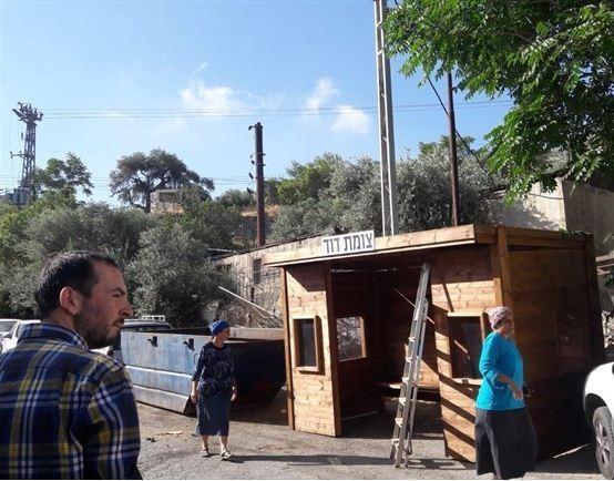 مستوطنون ينصبون محطة انتظار في تل ارميدة
