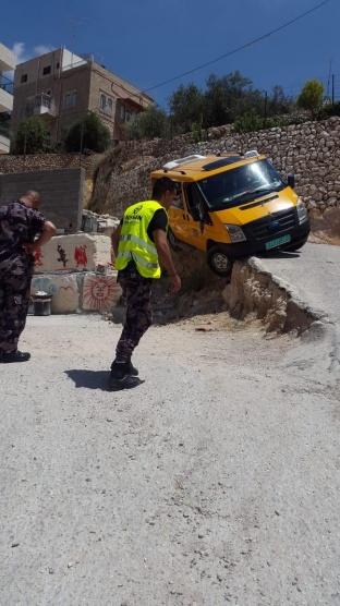 (صور) طواقم دفاع مدني بيت لحم تتعامل مع حادث إنزلاق مركبة ببيت ساحور