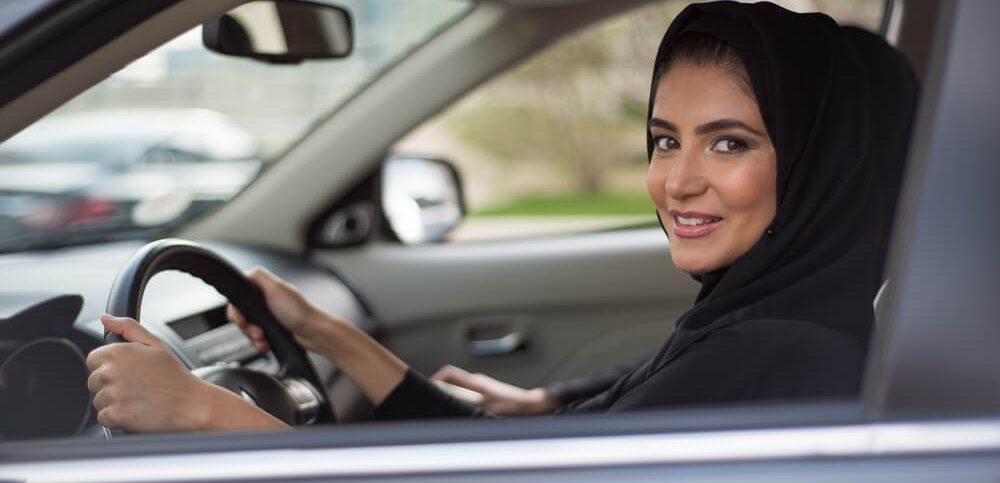 أول حادث مرور بطلته وضحيته سائقة سعودية