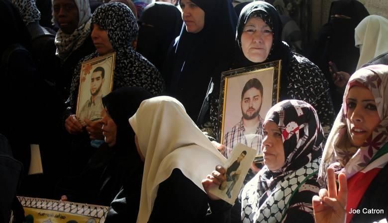 اتفاق يقضي بزيارة الأسرى في سجون الاحتلال مرتين كل شهر