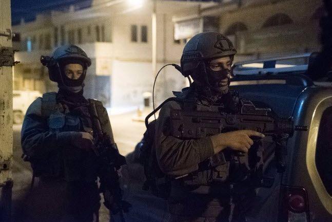 الاحتلال يعتقل 13 مواطنا من الضفة