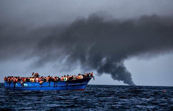 وفاة ثلاثة رضع ونحو مئة مفقود إثر غرق مركب قبالة ليبيا