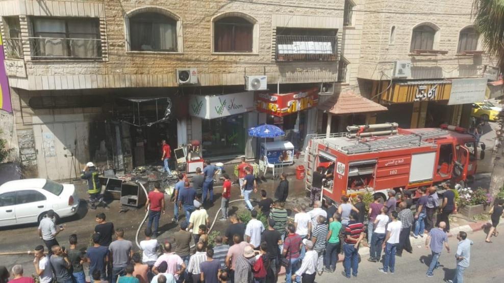 (صور) السيطرة على حريق في مطعم وجبات سريعة بجنين