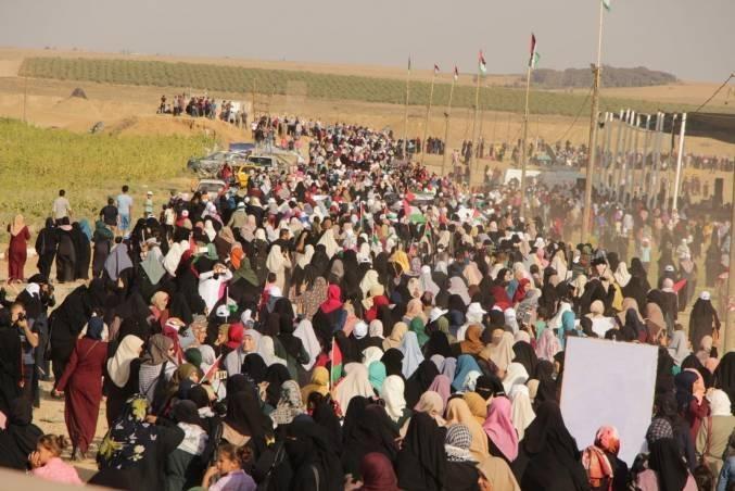 تظاهرة نسائية شرق غزة والاحتلال يطلق النار وقنابل الغاز