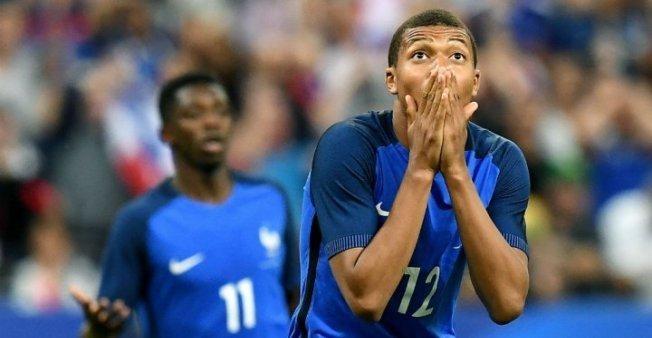 مبابي: حكم مباراة أوروجواي أساء معاملتي