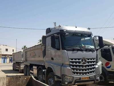 ضبط شاحنة تحمل حبيبات بلاستيك عازل مضرة بالبيئة في أريحا