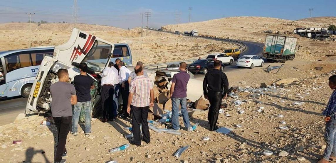 (صور) انقلاب شاحنة بضائع على طريق الكسارات
