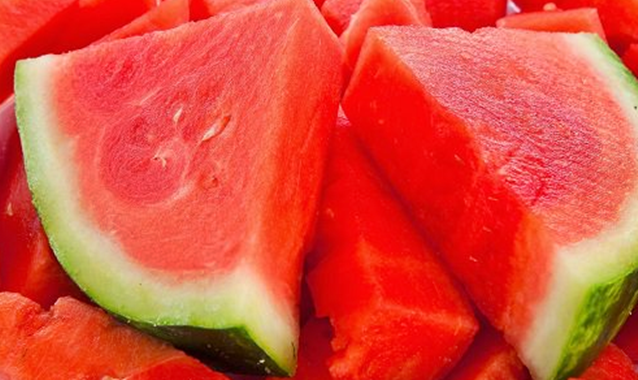 5 فواكه تنافس اللحوم في بناء العضلات