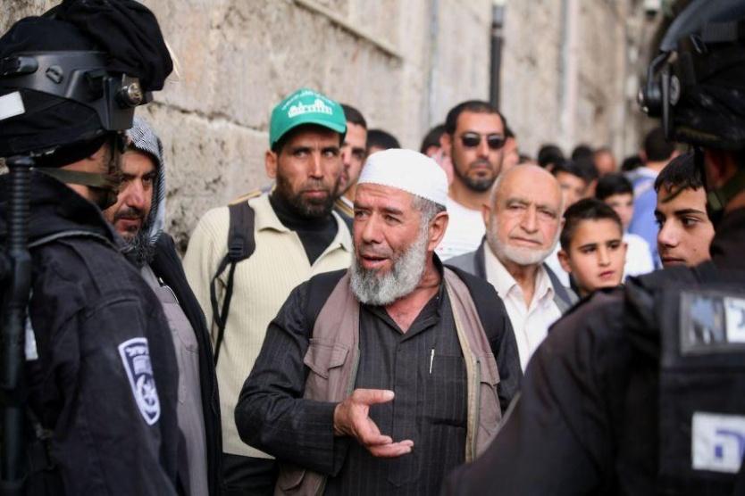 الاحتلال يبعد مقدسيتين عن الأقصى ويحتجز هويات أخريات