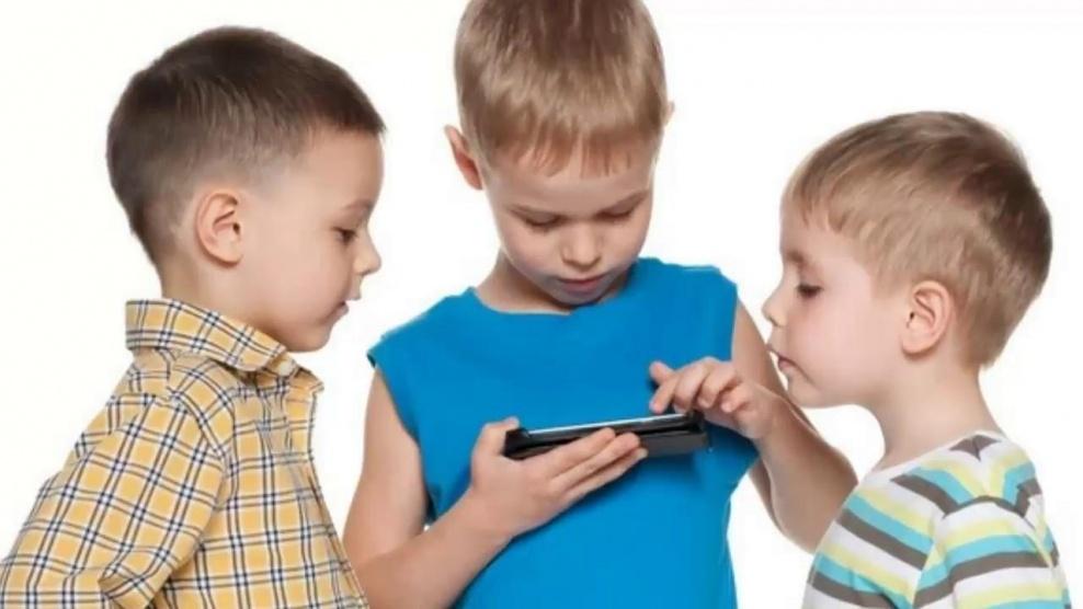 متى تشتري هاتفا لأطفالك؟