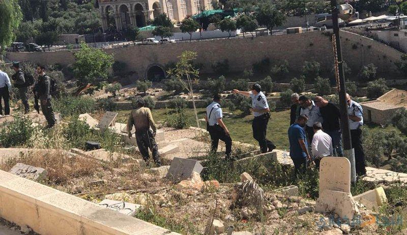 الاحتلال يعتقل 6 مقدسيين من مقبرة باب الرحمة