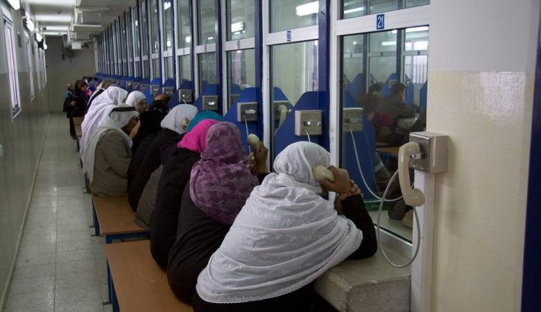 الاحتلال يسمح لأهالي أسرى غزة بزيارة أبنائهم