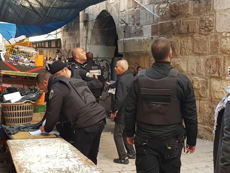 الاحتلال يصادر بسطات الباعة على معبر الظاهرية
