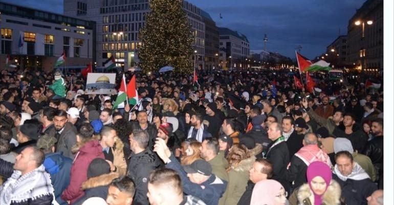 الآلاف في تل أبيب يطالبون باسقاط