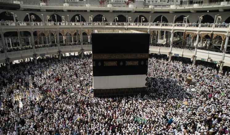 بدء مناسك الحج في منى استعدادا للصعود على جبل عرفات