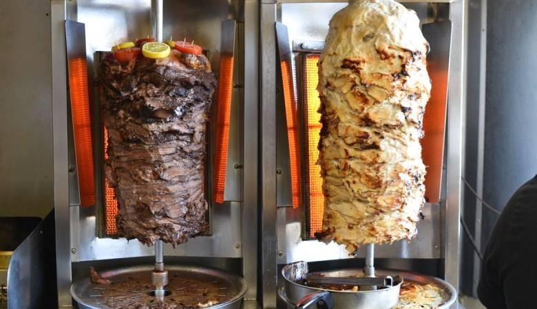 الصحة تكشف : محل تجاري يبيع المواطنين شاورما مليئة بالديدان في رام الله