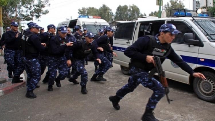 الخليل: الشرطة تلقي القبض على سيدة تستغل ابنتها القاصر بارتكاب جرائم سرقة