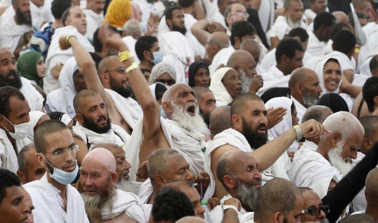 ضيوف الرحمن يرمون الجمرات بأول أيام التشريق