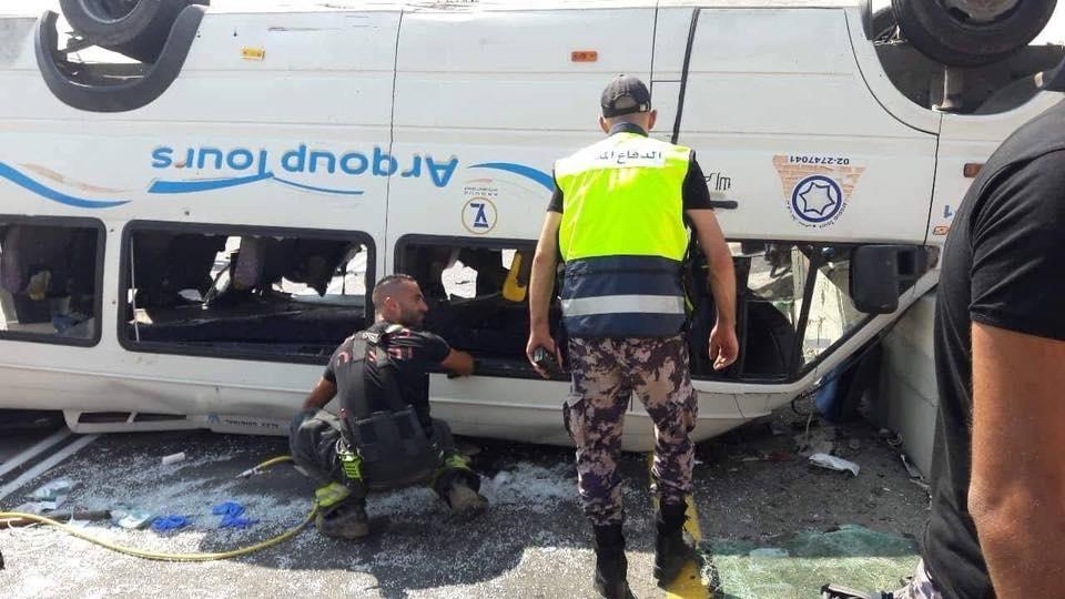 محدث | مصرع مواطنين وإصابة 13 بانقلاب حافلة