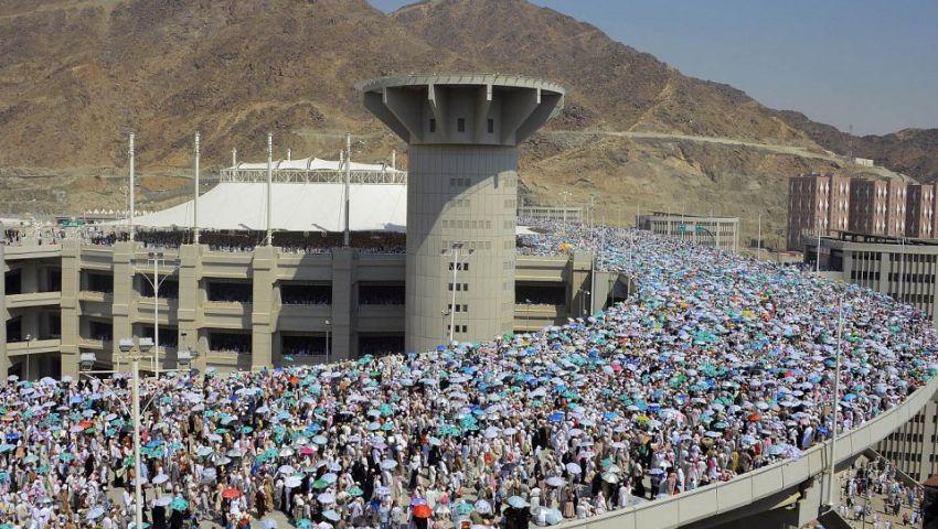الحجاج يواصلون رمي الجمرات في ثاني أيام التشريق