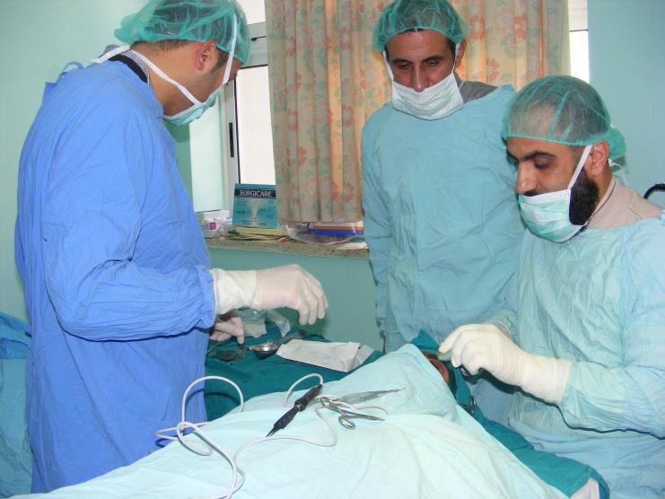 أطباء غزة يعلقون دوامهم ساعتين