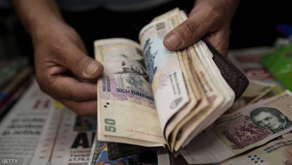 هبوط حاد للبيزو والأرجنتين تبيع احتياطات وتطلب المساعدة