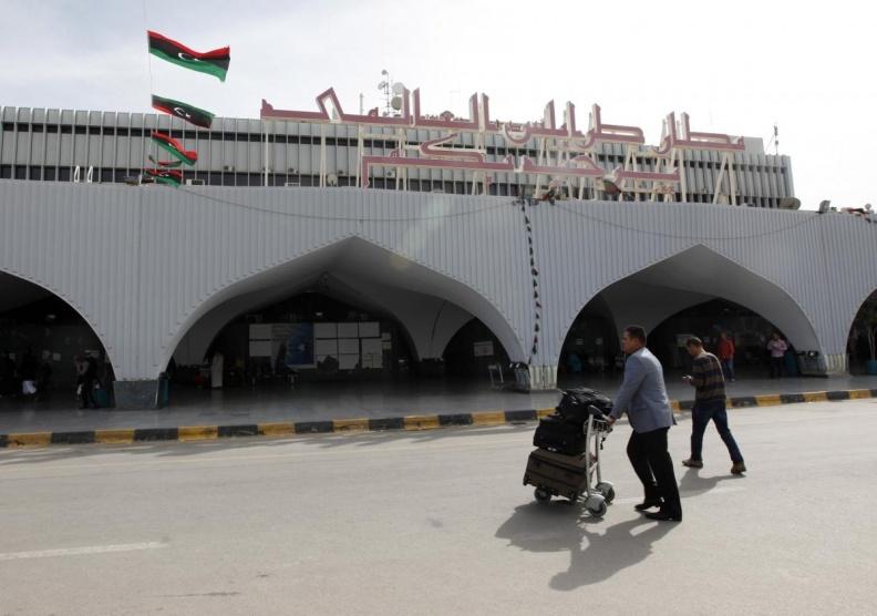 ليبيا تغلق مطار طرابلس عقب استهدافه بالصواريخ