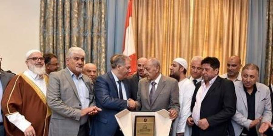 الفصائل الفلسطينية توقع وثيقة بعدم التدخل في شؤون لبنان
