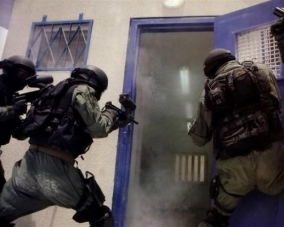 قوات القمع تقتحم قسم 3 في سجن نفحه وتجري تفتيشات واسعه