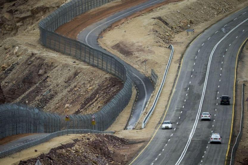 اسرائيل تبني جدار اسمنتيا على طول الحدود مع لبنان