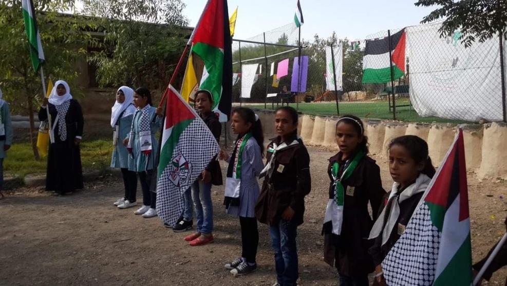 التربية تقرر نقل طلبة الأغوار للدراسة في مدرسة الخان الأحمر