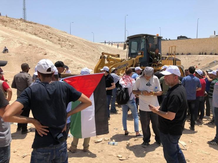 تواصل الاعتصام المفتوح في قرية الخان الاحمر شرق القدس
