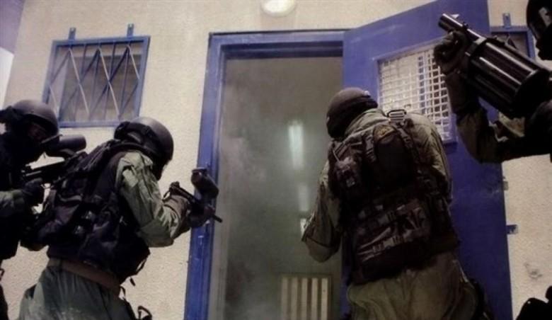 قوات القمع تقتحم قسم الأسرى في 